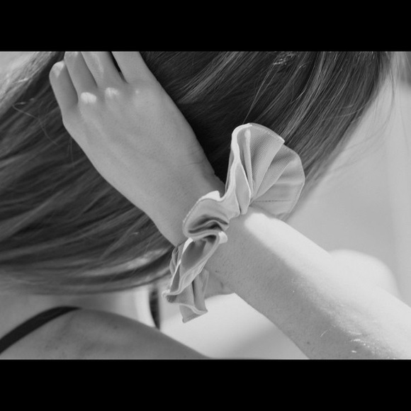 Emme Parsons Grosgrain Navy scrunchie - Picture 4 of 4